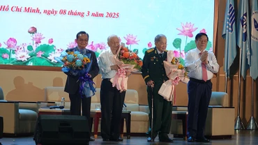 Đồng chí Nguyễn Trọng Nghĩa, Trưởng Ban Tuyên giáo và Dân vận Trung ương tặng hoa cho các nhân chứng lịch sử, khách mời.