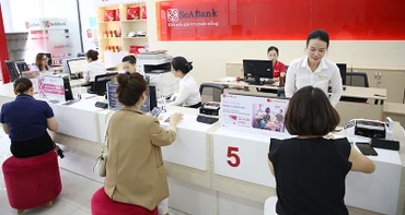 Giao dịch khách hàng tại chi nhánh Ngân hàng SeA bank.