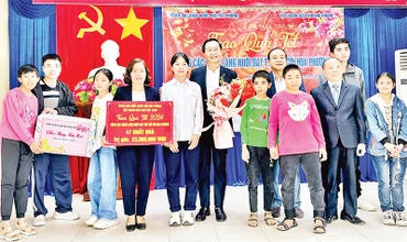 Đoàn công tác trao quà Tết tặng trẻ em tại Làng Nuôi dạy trẻ mồ côi Hoa Phượng, TP Hải Phòng. (Ảnh NGÔ QUANG DŨNG) 