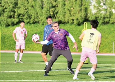 Huấn luyện viên Philippe Troussier trong buổi tập của đội tuyển Việt Nam tại Qatar. 