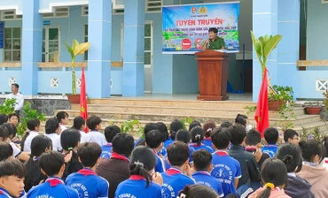 Đại úy Phan Chí Linh tại buổi tuyên truyền các chủ trương, đường lối, chính sách của Đảng, pháp luật của Nhà nước cho học sinh.