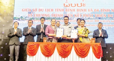 Một số doanh nghiệp tỉnh Bình Định và bốn tỉnh nam Lào ký biên bản ghi nhớ (Ảnh MINH THU)