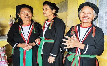 Các cụ già dân tộc Sán Dìu hào hứng hát soọng cô. (Ảnh: THÀNH ĐẠT)