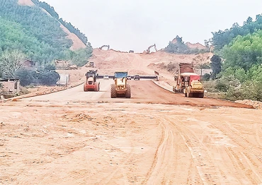 Nhờ nhận được sự đồng thuận cao của các hộ dân, công tác giải phóng mặt bằng tuyến đường liên kết Thái Nguyên-Bắc Giang-Vĩnh Phúc được thuận lợi, góp phần đẩy nhanh tiến độ thi công.