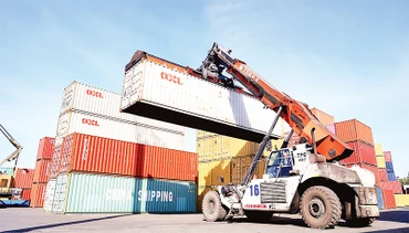 Bốc dỡ hàng hóa tại cảng ICD Phước Long (thành phố Thủ Đức).