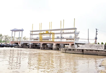 Cống Xuân Hòa, xã Xuân Đông, huyện Chợ Gạo (Tiền Giang) vận hành lấy nước ngọt cho vùng ngọt hóa Gò Công. 