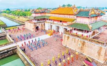 Hoạt động sân khấu hóa tái hiện lễ Ban sóc triều Nguyễn tại di tích Ngọ Môn. (Ảnh LÊ HOÀNG) 