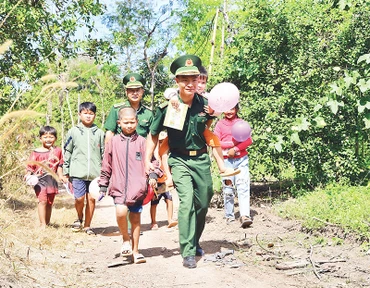 Bộ đội Biên phòng Bình Phước giúp các em học sinh đến trường.