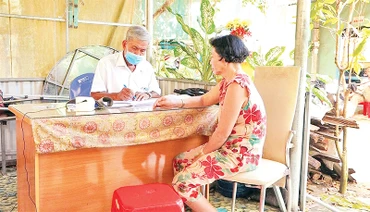 Bắt mạch chẩn đoán bệnh cho bệnh nhân.