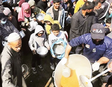 Người dân Gaza nhận hàng cứu trợ nhân đạo. (Ảnh UN NEWS)