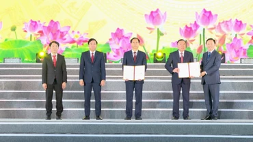 Tại buổi Lễ, Phó Thủ tướng Chính phủ Trần Hồng Hà trao Nghị quyết của Ủy ban Thường vụ Quốc hội về việc sắp xếp đơn vị hành chính cấp huyện, cấp xã tỉnh Ninh Bình giai đoạn 2023-2025 và Quyết định của Thủ tướng Chính phủ công nhận thành phố Hoa Lư đạt tiêu chí đô thị loại I cho lãnh đạo thành phố Hoa Lư. 