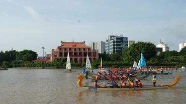 Các tàu thuyền diễu hành trên sông.