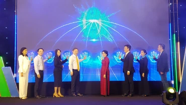 Các đại biểu thực hiện nghi thức khai mạc ngày hội.