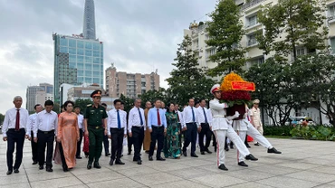 Lãnh đạo Thành phố Hồ Chí Minh dâng hoa tại Công viên Tượng đài Chủ tịch Hồ Chí Minh.