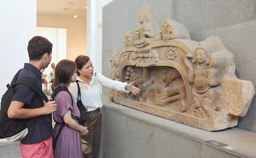 Du khách tham quan tại Bảo tàng Điêu khắc Chăm. 
