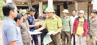 Cán bộ kiểm lâm tỉnh Quảng Trị tuyên truyền phổ biến kiến thức phòng cháy, chữa cháy rừng cho người dân.