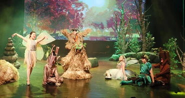 Cảnh trong vở nhạc kịch Đứa con của yêu tinh.