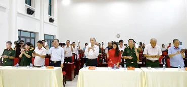 Các đại biểu hưởng ứng chương trình nhắn tin "Chung tay xoa dịu nỗi đau da cam năm 2023".