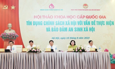 Các đại biểu chủ trì hội thảo về tín dụng chính sách xã hội.