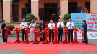 Các đại biểu thực hiện nghi thức cắt băng khai mạc trưng bày 2 chuyên đề. (Ảnh: M.H)