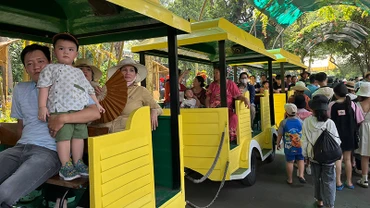 Rất đông khách tham quan đến Thảo Cầm Viên Sài Gòn trong ngày 7/4. (Ảnh M.H).