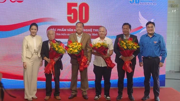 Đại biểu tặng hoa cho các nhân vật giao lưu. (Ảnh M.H)