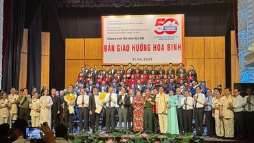 Tổng Bí thư Tô Lâm tặng hoa cho các nghệ sĩ tham gia chương trình. (Ảnh: H.N)