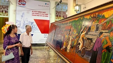 Công chúng đến thưởng lãm các tác phẩm mỹ thuật được trưng bày. (Ảnh: MẠNH HẢO)