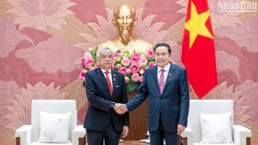 Chủ tịch Quốc hội Trần Thanh Mẫn và Phó Chủ tịch Quốc hội, Chủ tịch Ủy ban Hòa bình và Đoàn kết Lào Sommad Pholsena chụp ảnh lưu niệm với đại biểu hai nước tại cuộc tiếp.