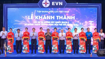Thủ tướng Phạm Minh Chính cùng đại biểu thực hiện nghi thức gắn biển các dự án đường dây 500kv mạch 3.