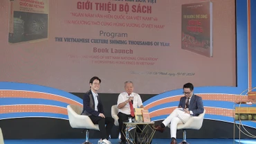 Hai diễn giả chia sẻ nội dung bộ sách trong buổi tọa đàm.