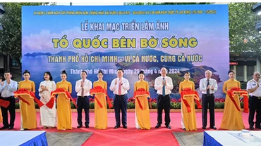 Các đại biểu thực hiện nghi thức cắt băng khai mạc triển lãm.