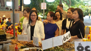 Các đại biểu tham quan các gian hàng ẩm thực.