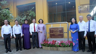 Các đại biểu thực hiện nghi thức hoàn thành giai đoạn 1 công trình.