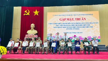 Dịp này, các đồng chí lãnh đạo tỉnh Ninh Bình đã trân trọng trao tặng quà của Tỉnh ủy, HĐND, UBND, Ủy ban Mặt trận Tổ quốc Việt Nam tỉnh cho các chiến sĩ Điện Biên, thanh niên xung phong, dân công hỏa tuyến trực tiếp tham gia Chiến dịch Điện Biên Phủ.