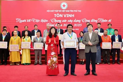 Trao tặng danh hiệu Tình nguyện viên Chữ thập đỏ tiêu biểu toàn quốc.