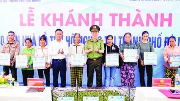 Khánh thành, bàn giao nhà cho hộ nghèo ở thành phố Đà Nẵng.