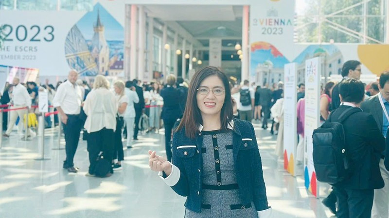Giám đốc Bệnh viện Mắt Nam Quảng Trị, bác sĩ Bùi Thị Vân Anh trong chuyến tham dự Hội nghị phẫu thuật Thủy tinh thể và Khúc xạ châu Âu tại Vienna, Áo.