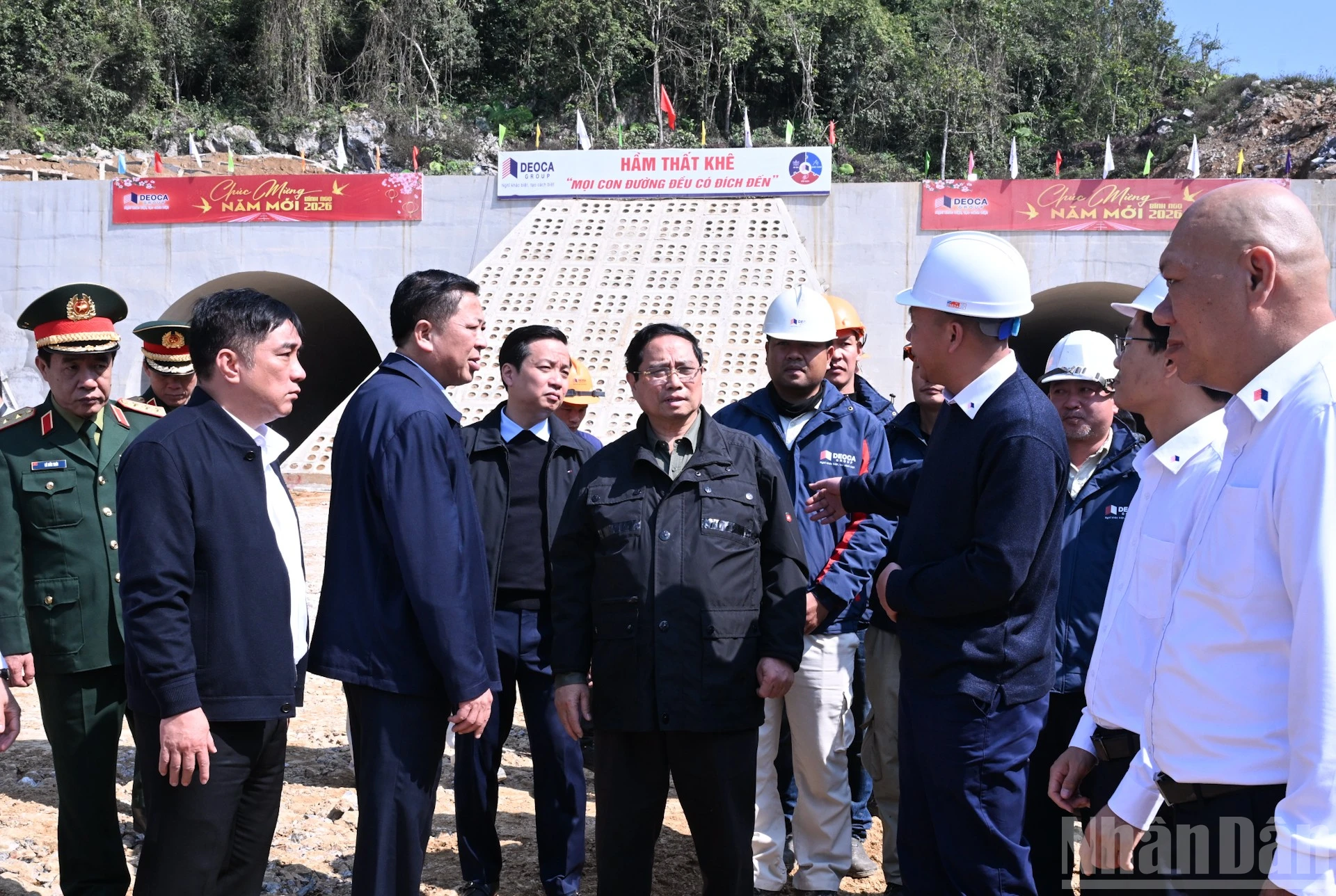 Thủ tướng Phạm Minh Chính thị sát, động viên công trường cao tốc Hữu Nghị-Chi Lăng