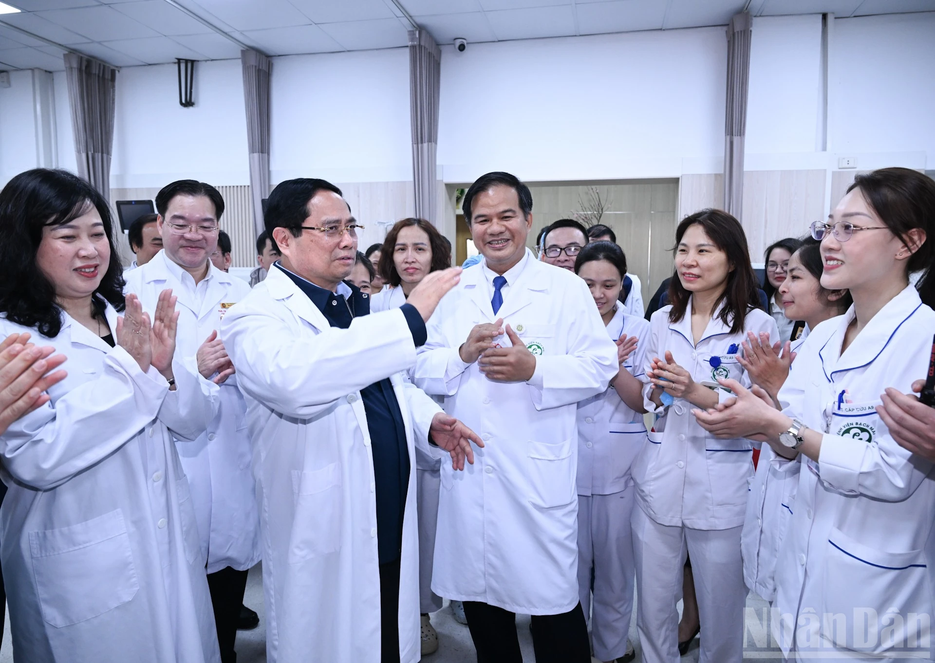 Thủ tướng Phạm Minh Chính thăm hỏi, chúc Tết bệnh nhân và y bác sĩ tại Bệnh viện Bạch Mai, Việt Đức