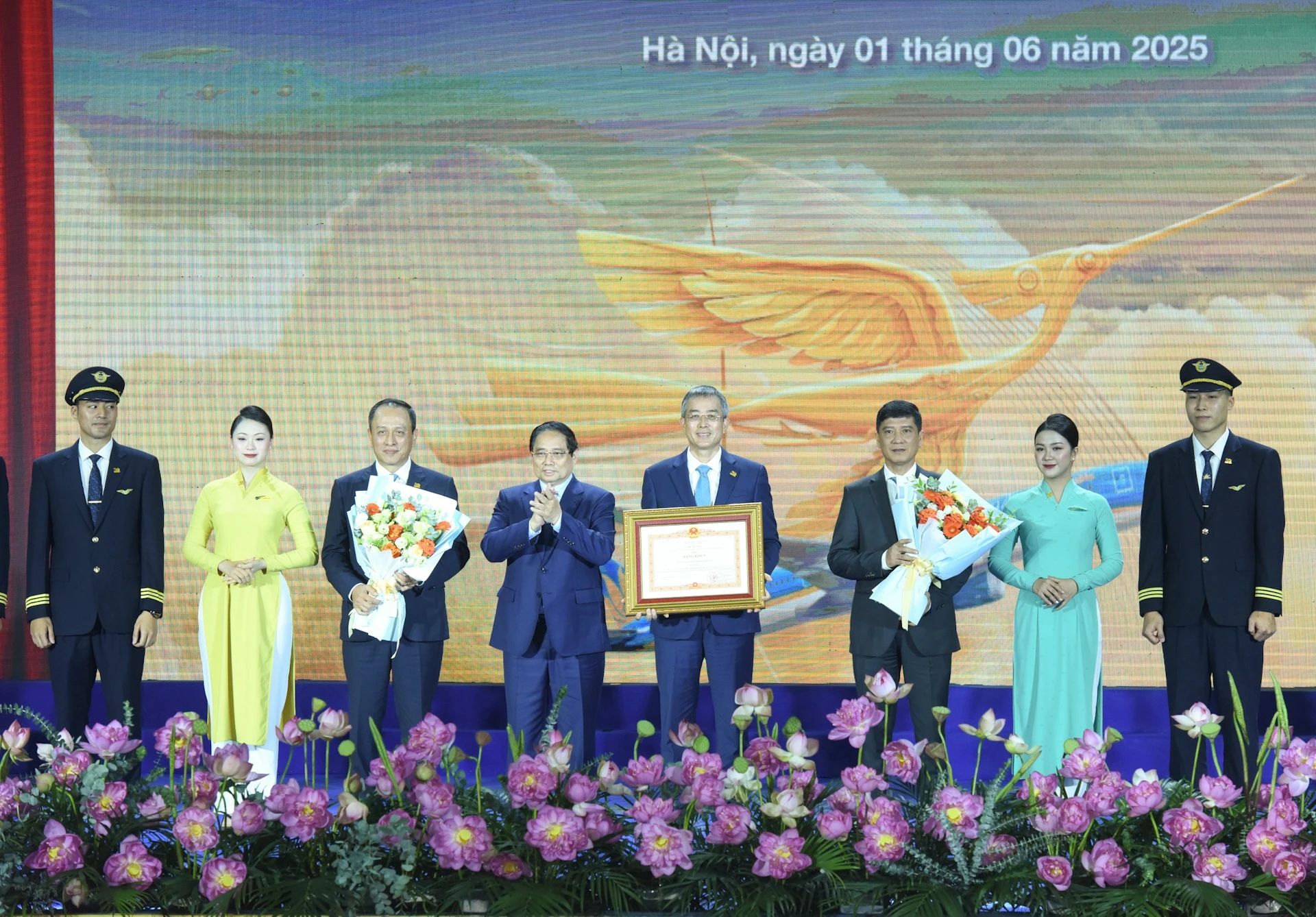 Thủ tướng Phạm Minh Chính trao bằng khen của Chính phủ cho Tổng Công ty Hàng không Việt Nam