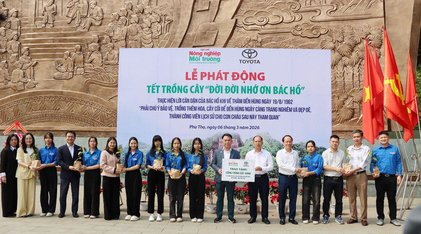 Đại biểu trao tượng trưng cây giống cho đại diện Ban quản lý Khu di tích.