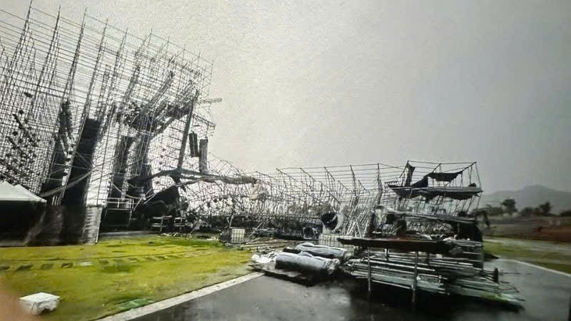Cơn giông quật đổ một phần sân khấu ở Quảng Ninh 