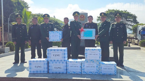 Đại diện các Đồn Biên phòng Sơn La đã tổ chức gặp gỡ, tặng quà chúc mừng lực lượng bảo vệ biên giới nước bạn Lào.