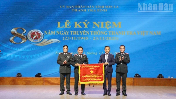 Đồng chí Nguyễn Đình Việt, Phó Bí thư Tỉnh ủy, Chủ tịch Ủy ban nhân dân tỉnh Sơn La tặng bức trướng của Ủy ban nhân dân tỉnh cho Thanh tra tỉnh Sơn La.