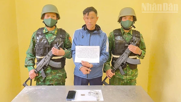 Đối tượng Ngần Văn Quỳnh cùng tang vật tại cơ quan chức năng.