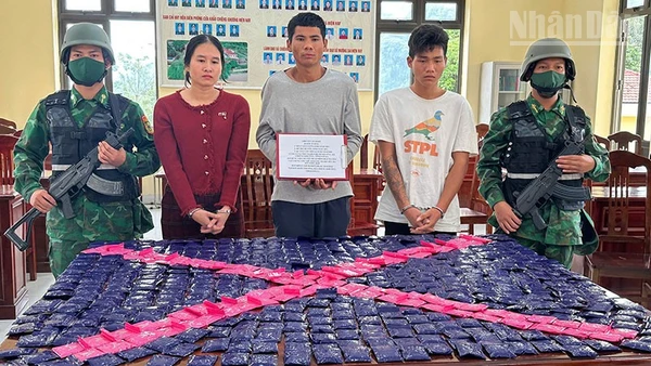 Tổ công tác của Phòng Nghiệp vụ, Ban Chỉ huy Bộ đội Biên phòng tỉnh Sơn La chủ trì phối hợp bắt giữ 3 đối tượng về hành vi vận chuyển trái phép 100.000 viên ma túy tổng hợp.