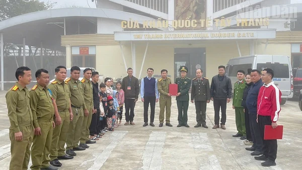 Các lực lượng chức năng tổ chức tiếp nhận hộ dân gồm 9 nhân khẩu là công dân xã Chiềng Khoong, tỉnh Sơn La.