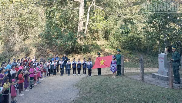 Cán bộ, chiến sĩ Đồn Biên phòng Mường Lạn tổ chức “Tiết học biên cương” cho các cháu học sinh trường phổ thông dân tộc bán trú và tiểu học Mường Lạn chào cờ tại cột mốc 187.