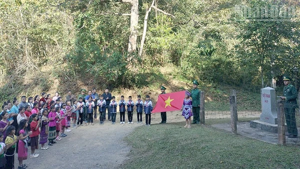 Cán bộ, chiến sĩ Đồn Biên phòng Mường Lạn tổ chức “Tiết học biên cương” cho các cháu học sinh trường phổ thông dân tộc bán trú và tiểu học Mường Lạn chào cờ tại cột mốc 187.